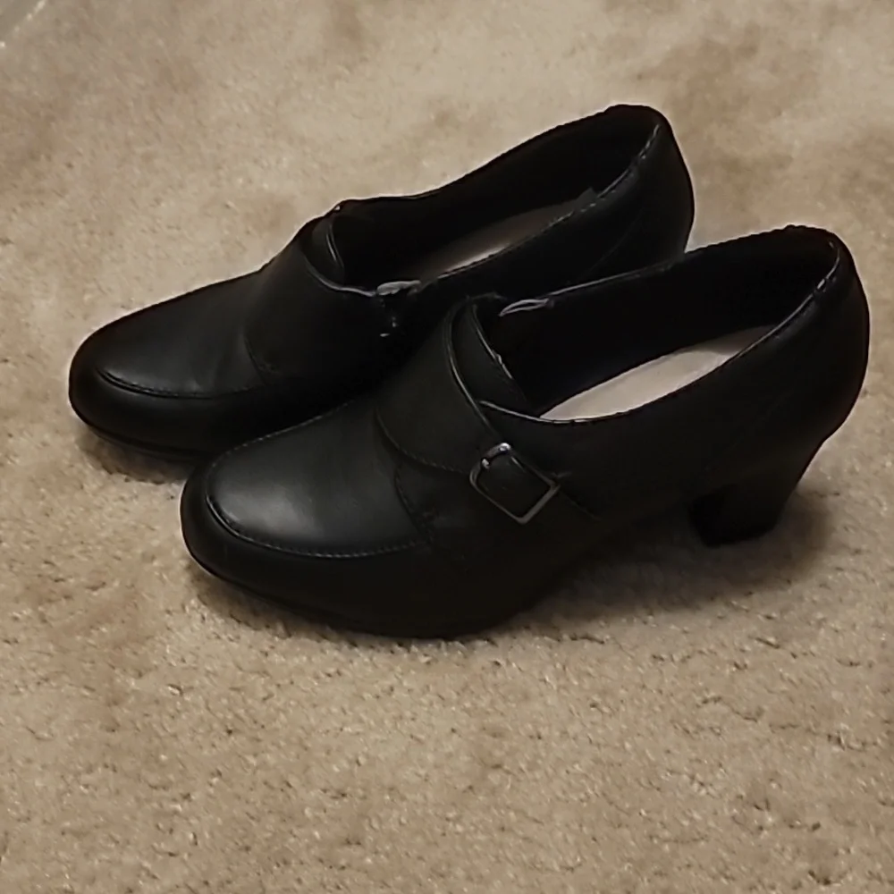 Clarks Black Heel Booties Size 8M - Picture 2 of 8